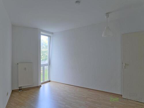 schmales Schlafzimmerfenster - 2 Zimmer Etagenwohnung in Meiningen
