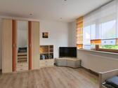 Kleiderschrank und TV - 