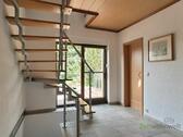 Blick zu Terrassenausgang und kleinem Bad - 