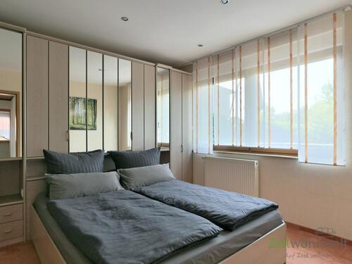 Doppelbett im kleinen Schlafzimmer - 