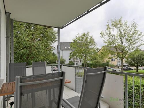 überdachter Wohnzimmerbalkon - (EF1067_M) Kassel-Landkreis: Vellmar, möblierte 3-Zimmer Wohnung mit Balkon und Terrasse, Parkettböden, WLAN