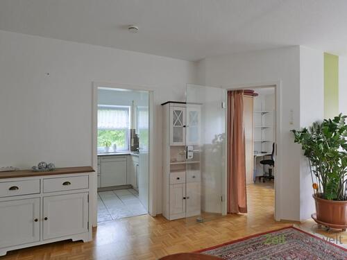 Blick zu Küche und Arbeitszimmer - 