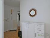 Wohnungsflur mit Garderobe - 