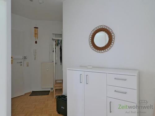 Wohnungsflur mit Garderobe - 