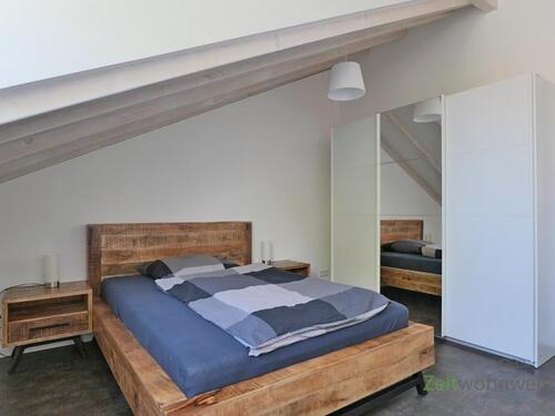 Doppelbett und Kleiderschrank - 
