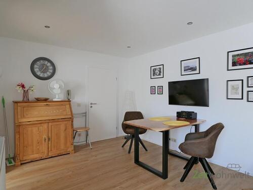 Sekretär und Wand-TV - 2 Zimmer Etagenwohnung in Fulda