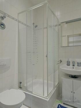 Dusche und WC im Bad - 