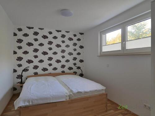 Doppelbett im Schlafzimmer - 