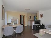 Blick zu Küche und TV - Etagenwohnung mit 86,00 m² in Halle (Saale) zur Miete