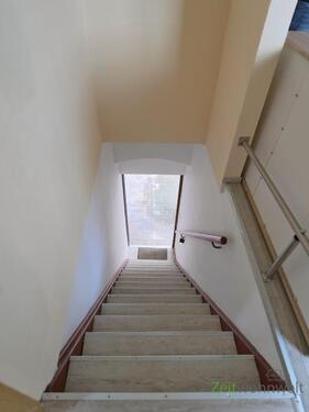 Blick auf die Treppe zum Eingang - 