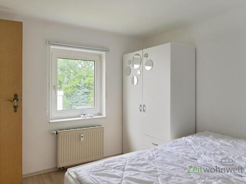 Blick zum Kleiderschrank - 