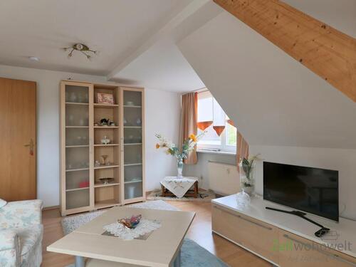 Blick zu Schrankwand und TV - 2 Zimmer Etagenwohnung in Magdeburg