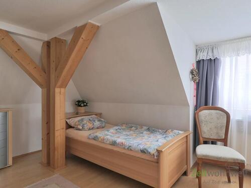 Einzelbett im Schlafzimmer - 