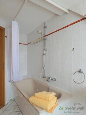 Wanne mit Duschvorhang - 