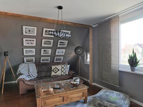 dekorierte Sofa-Sitzecke - (EF1117_M) Magdeburg: Biederitz, stilsicher möblierte, großzügige Wohnung mit WLAN, Garten und PKW-Stellplatz