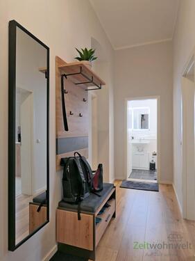 Wohnungsflur mit Garderobe - 