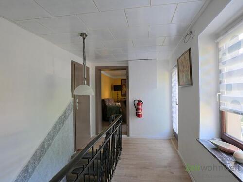 oberer Flur, Balkonausgang rechts - 