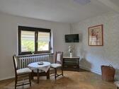Tisch und TV, Zimmer 2 - 