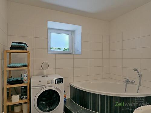 Waschmaschine und Eckbadewanne - 