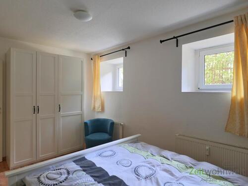 Kleiderschrank und Fenster - 