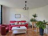 Sofa und Innentreppe - 2 Zimmer Etagenwohnung zur Miete in Dresden