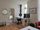 Blick zu Küche, Schreibtisch und TV - Etagenwohnung mit 65,00 m² in Dresden zur Miete