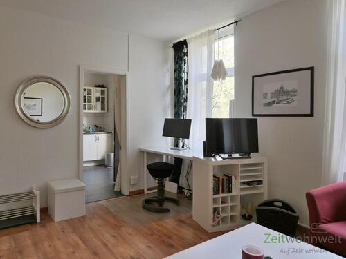 Blick zu Küche, Schreibtisch und TV - Etagenwohnung mit 65,00 m² in Dresden zur Miete