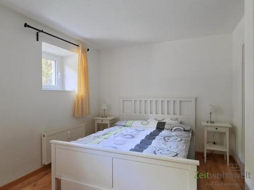 Doppelbett im Schlafzimmer - 