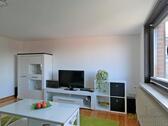 Blick zu Schrankwand und TV - 2 Zimmer Etagenwohnung zur Miete in Göttingen