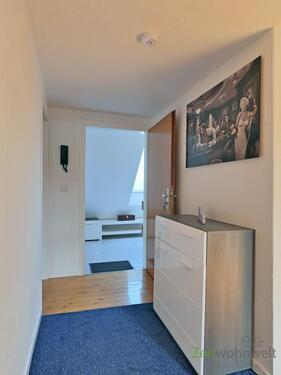 Blick zu Eingang und Vorflur - 