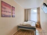 Schlafzimmer mit TV - 2 Zimmer Etagenwohnung in Erfurt