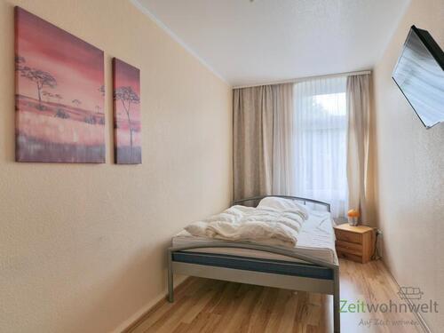 Schlafzimmer mit TV - 2 Zimmer Etagenwohnung in Erfurt