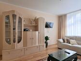 Blick zu Schrankwand und TV - 2 Zimmer Etagenwohnung zur Miete in Erfurt