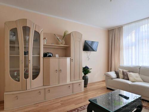 Blick zu Schrankwand und TV - 2 Zimmer Etagenwohnung zur Miete in Erfurt