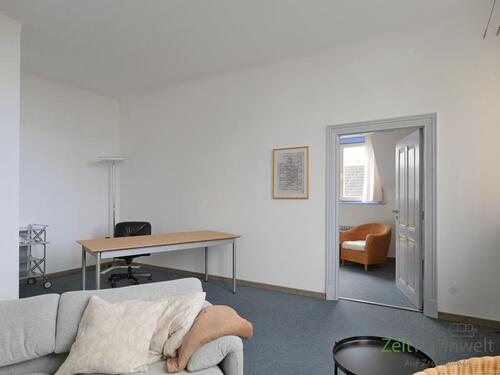 Blick zu Schreibtisch und Schlafzimmer - 2 Zimmer Etagenwohnung zur Miete in Göttingen