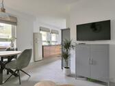 Blick zu TV und Küchennische - 3 Zimmer Etagenwohnung zur Miete in Kassel