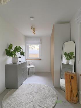 Standspiegel und Schlafzimmerschrank - 