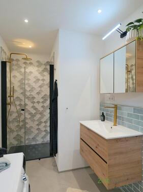 Waschtisch und Designerdusche - 