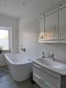 Waschtisch und Badewanne - 