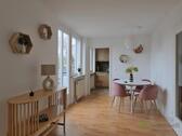 Esstisch vor dem Balkon - 