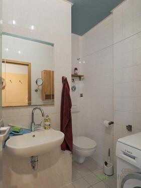 Blick ins Bad - Etagenwohnung mit 45,00 m&sup2; in Dresden zur Miete