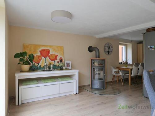 Blick zu Anrichte und Kamin - 