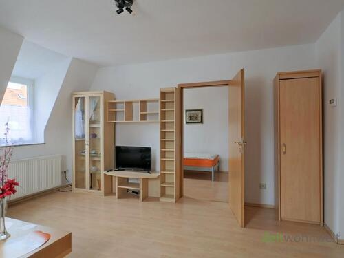 Schrankwand und TV - 2 Zimmer Etagenwohnung zur Miete in Zwickau