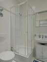 Dusche und WC im Bad - 