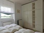 Klimagerät und Kleiderschrank - 