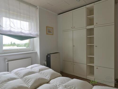 Klimagerät und Kleiderschrank - 