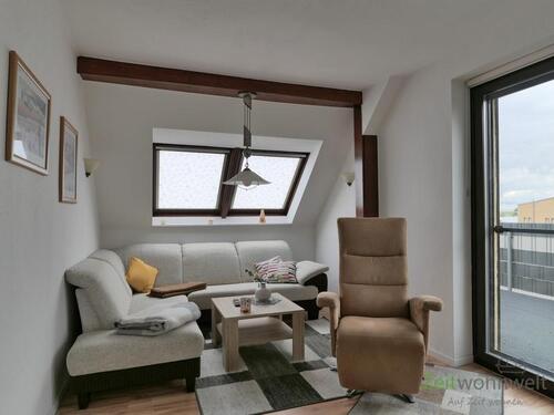 Sitzecke und TV-Sessel - 3 Zimmer Etagenwohnung in Halle (Saale)