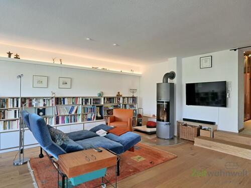 Sofa, Kamin und Wand-TV - 