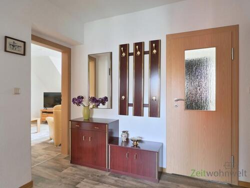 großer Flur mit Garderobe - 