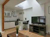 Blick zu TV, Klimaanlage und Küche - Haus mit 45,00 m&sup2; in Dresden zur Miete